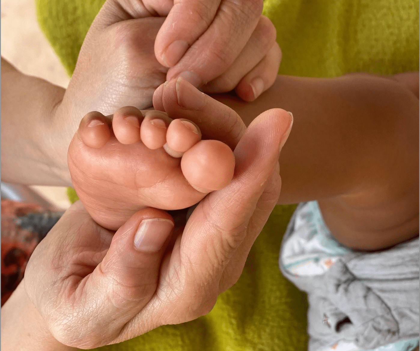 Massage pieds de bébé